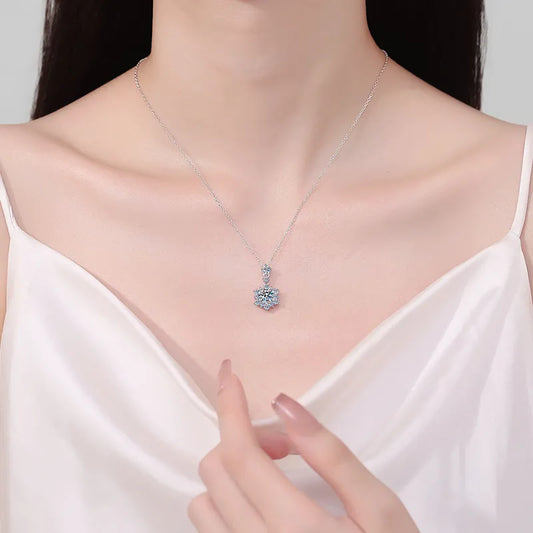 Silver Pendant Necklace: A Delicate Touch of Sparkle