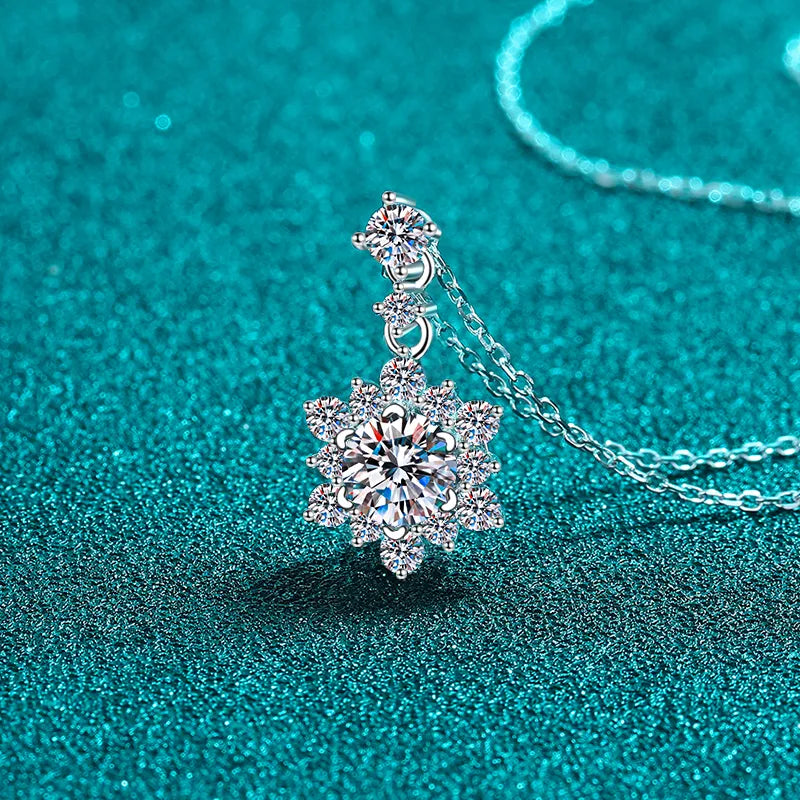 Silver Pendant Necklace: A Delicate Touch of Sparkle
