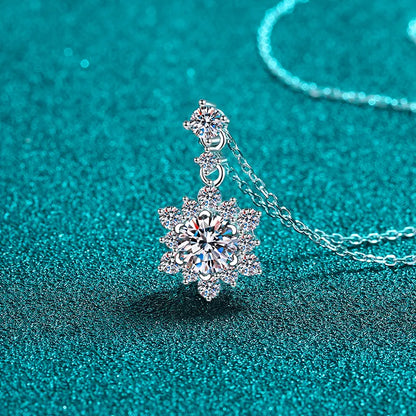 Silver Pendant Necklace: A Delicate Touch of Sparkle