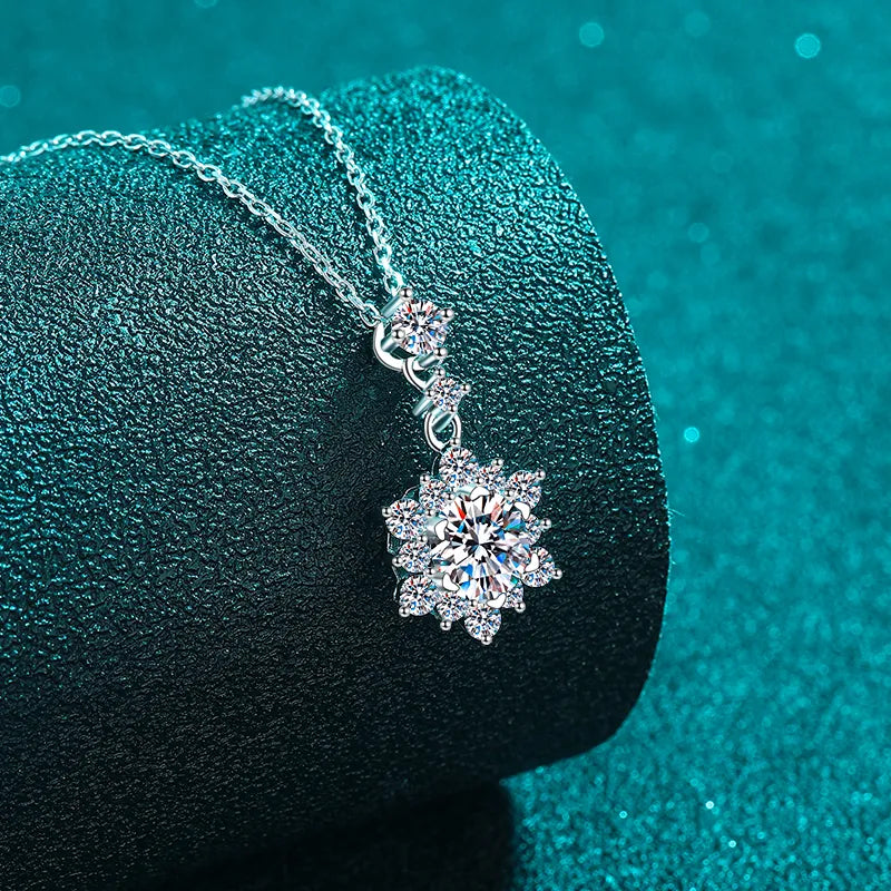 Silver Pendant Necklace: A Delicate Touch of Sparkle