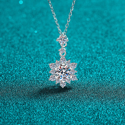 Silver Pendant Necklace: A Delicate Touch of Sparkle